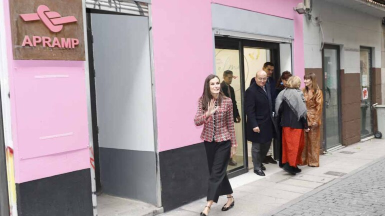 La reina Letizia estrena una chaqueta tweed confeccionada por mujeres que lograron escapar de la prostitución