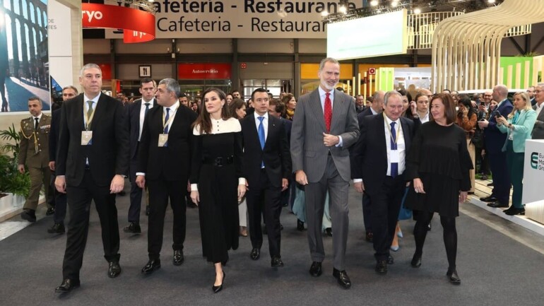 La Reina Letizia deslumbra en FITUR con el mono culotte que todas querrán copiar