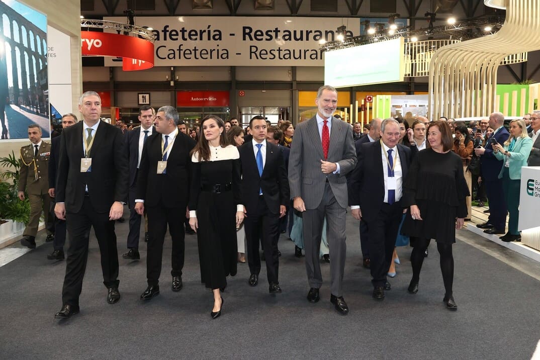 La Reina Letizia deslumbra en FITUR con el mono culotte que todas querrán copiar