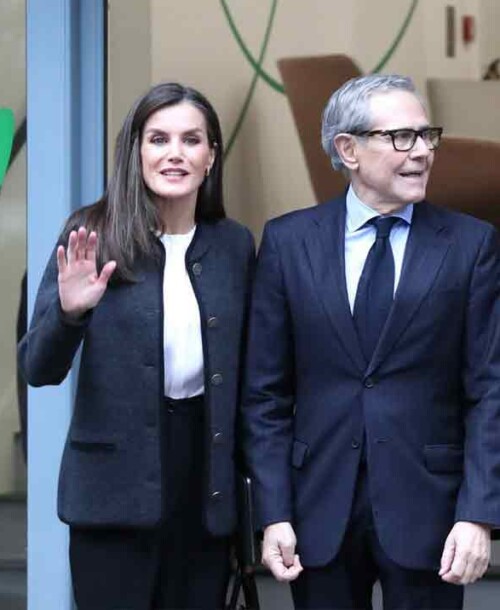 La Reina Letizia, estrena chaqueta austriaca para visitar la AECC