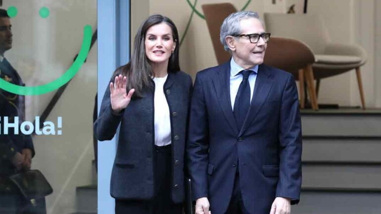 La Reina Letizia, estrena chaqueta austriaca para visitar la AECC