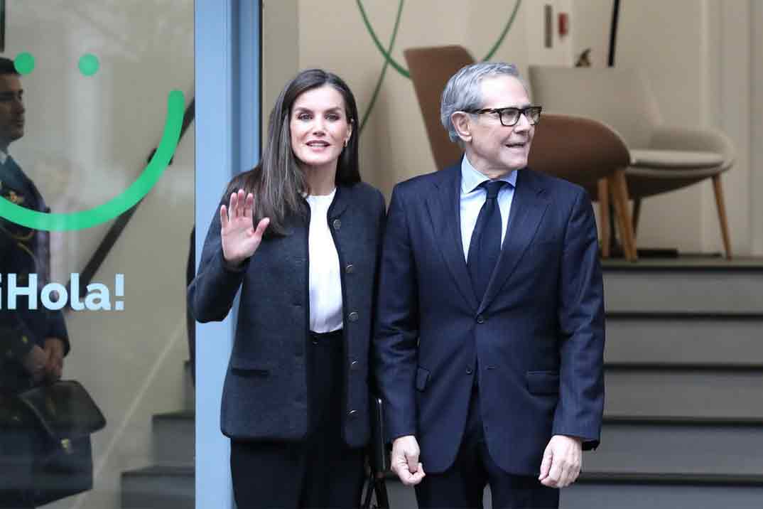 La Reina Letizia, estrena chaqueta austriaca para visitar la AECC