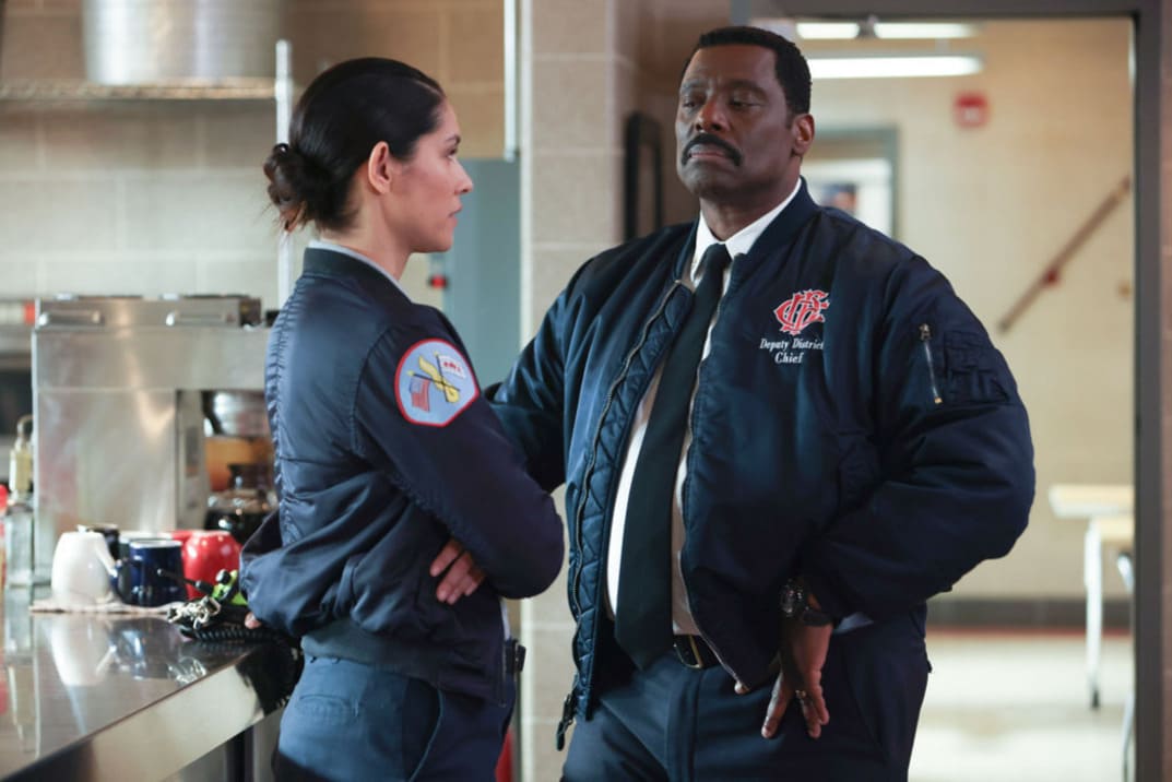 Imagen promocional "Chicago Fire" 12x04 Stella y Boden hablan en la cocina de la estación 51