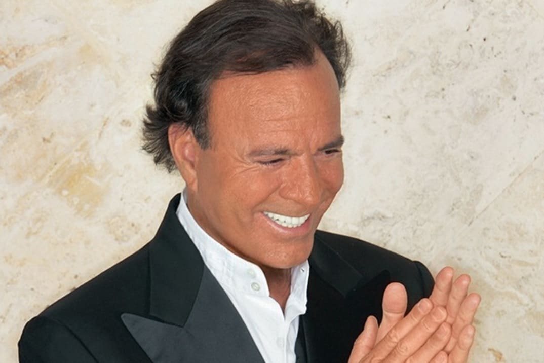 Así es el acuerdo que han firmado Julio Iglesias y Netflix para hacer una serie sobre su vida