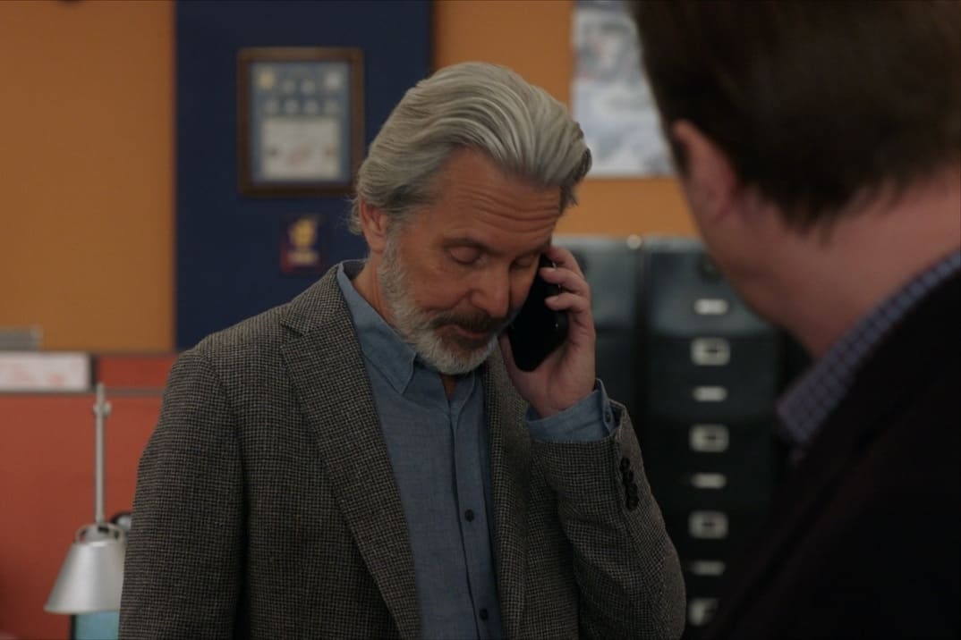 Imagen promocional de "NCIS" 21x02 Parker cabizbajo habla por teléfono con Jimmy cuando éste le comunica la muerte de Ducky