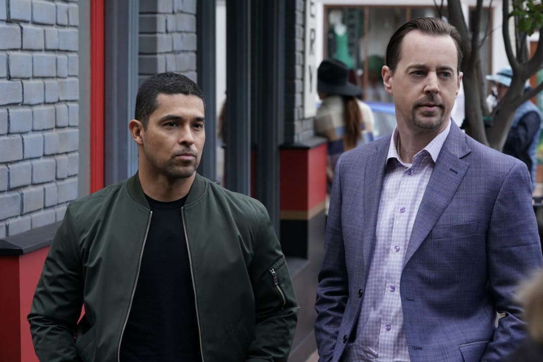 Imagen promocional "NCIS" 21x03 Torres y McGee en la calle miran a su interlocutor