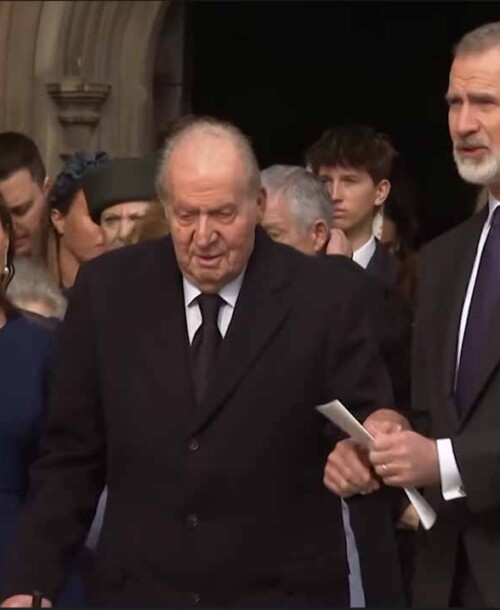 Los Reyes Felipe y Letizia se reencuentran con don Juan Carlos y doña Sofía en la misa de recuerdo al rey Constantino