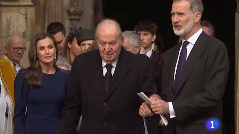Los Reyes Felipe y Letizia se reencuentran con don Juan Carlos y doña Sofía en la misa de recuerdo al rey Constantino