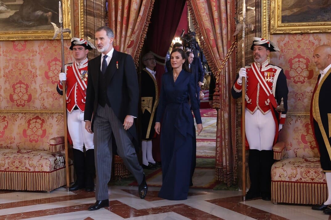 El gesto espontáneo y natural de la Reina Letizia para recuperar su pulsera que se ha convertido en una divertida anécdota