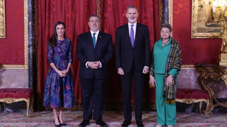 La Reina Letizia deslumbra con un vestido primaveral que se encuentra entre sus preferidos