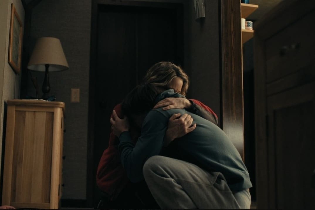 Imagen de "True Detective" 4x06 Danvers abraza a Pete completamente desolado