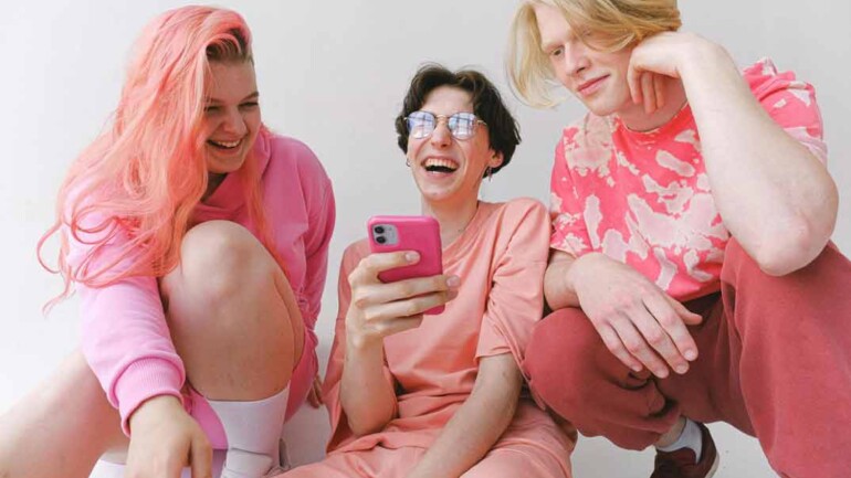 El móvil ya forma parte del outfit de los/as influencers