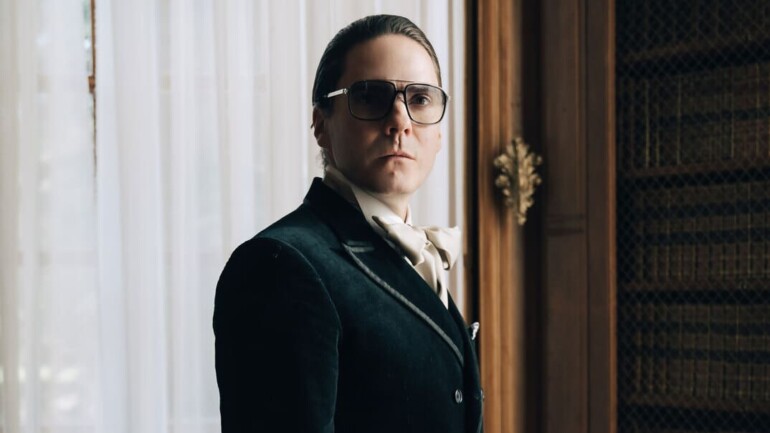 «Becoming Karl Lagerfeld» con Daniel Brühl en el papel del diseñador – Primer avance y fecha de estreno
