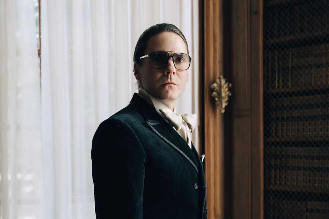 «Becoming Karl Lagerfeld» con Daniel Brühl en el papel del diseñador – Primer avance y fecha de estreno