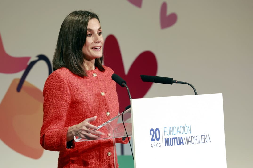 La Reina Letizia estrena una chaqueta roja que es un imprescindible para esta primavera