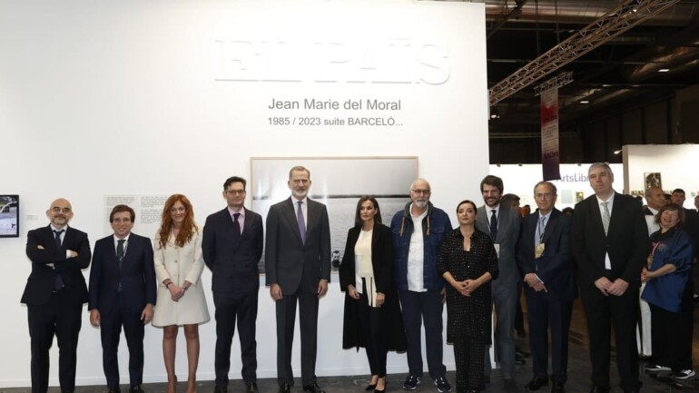 La Reina Letizia lució una blusa muy original de Adolfo Domínguez en la feria ARCO