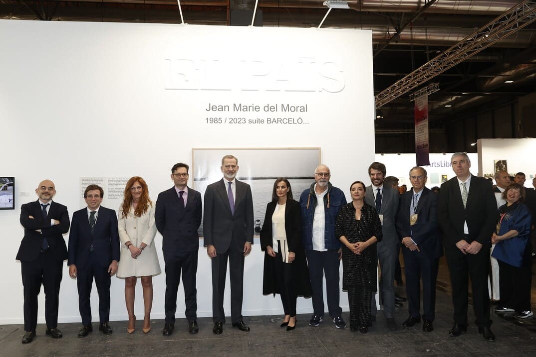 La Reina Letizia lució una blusa muy original de Adolfo Domínguez en la feria ARCO