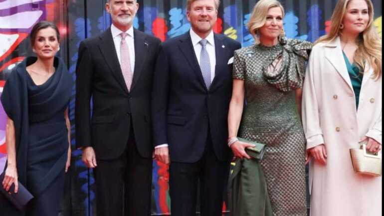 La reina Letizia se despide de Holanda con un impresionante vestido azul