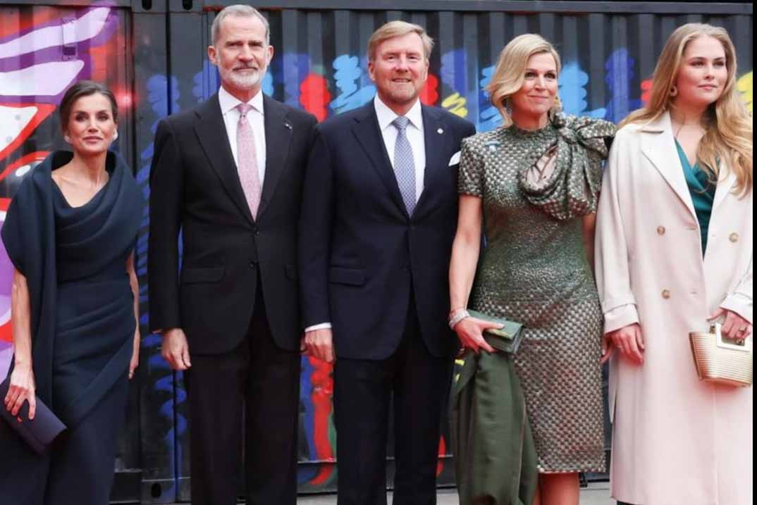 La reina Letizia se despide de Holanda con un impresionante vestido azul