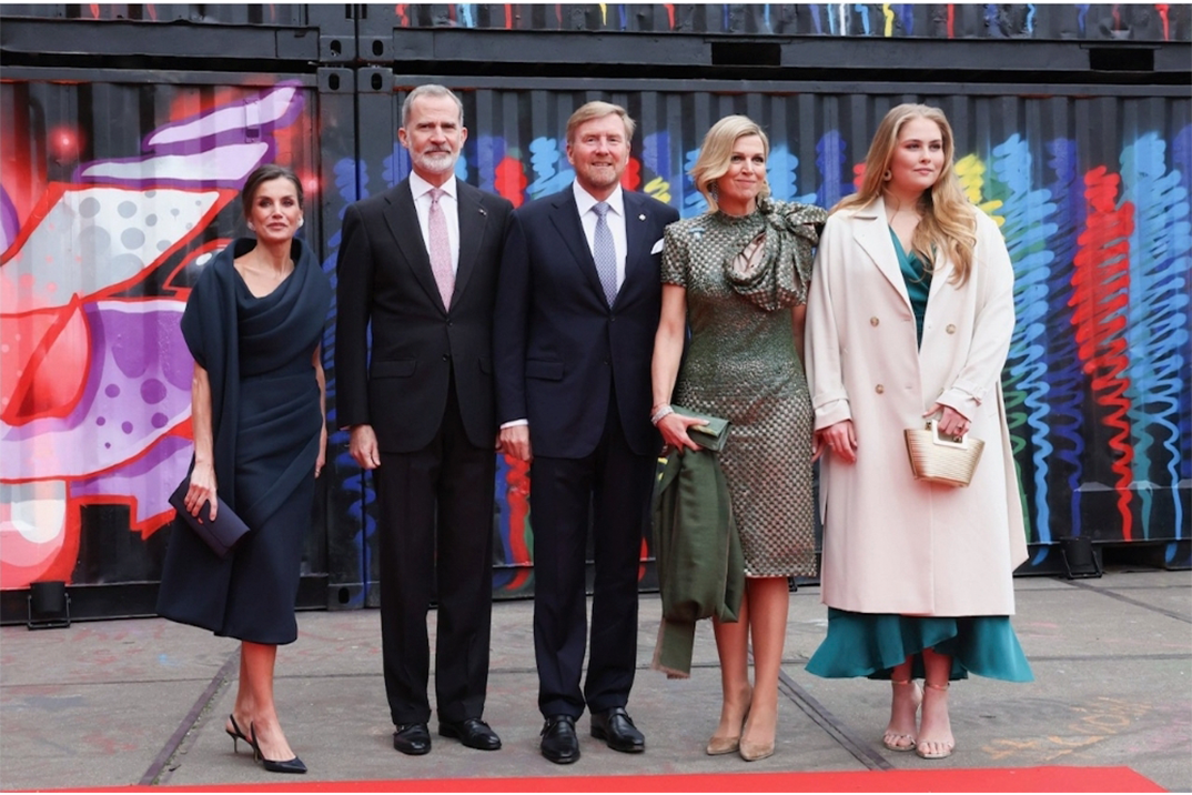 La reina Letizia se despide de Holanda con un impresionante vestido azul