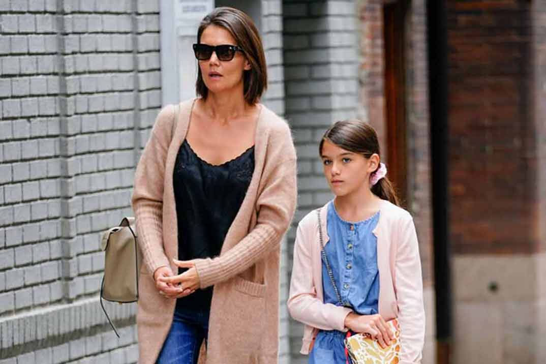 Suri se quita el apellido de su padre, Tom Cruise