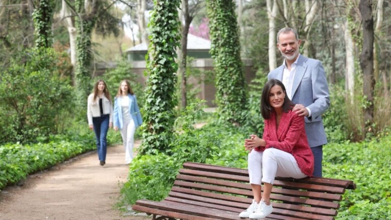 El estilo de la Reina Letizia analizado al detalle en las fotos del 20 aniversario de boda con el Rey Felipe