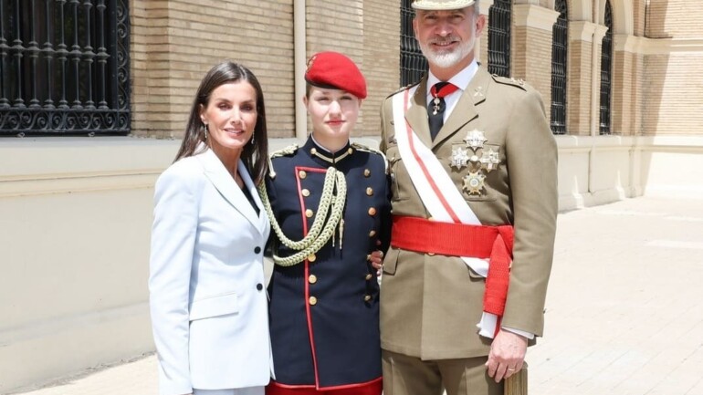 El malestar de Felipe VI y Letizia tras la publicación de las fotos de la princesa Leonor en bikini