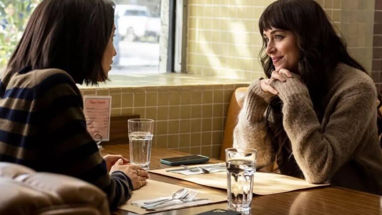 «¿Todo bien?» protagonizada por Dakota Johnson – Estreno en Max