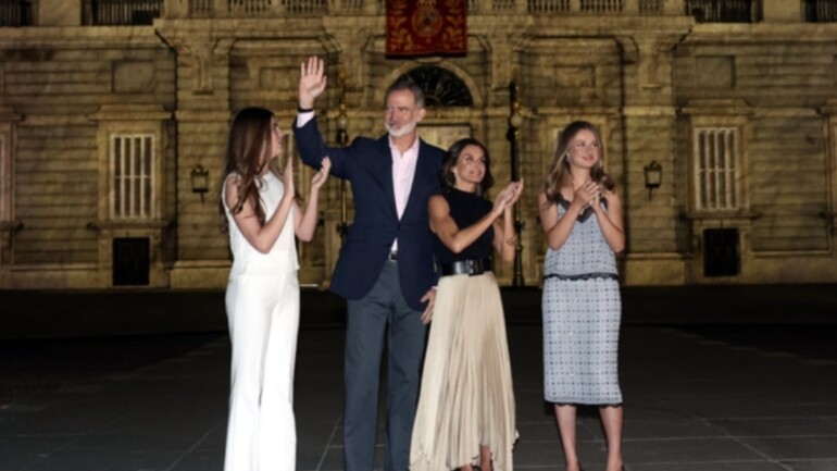 Doña Letizia, de negro y dorado, elige una de sus faldas low cost favoritas en el décimo aniversario de su proclamación