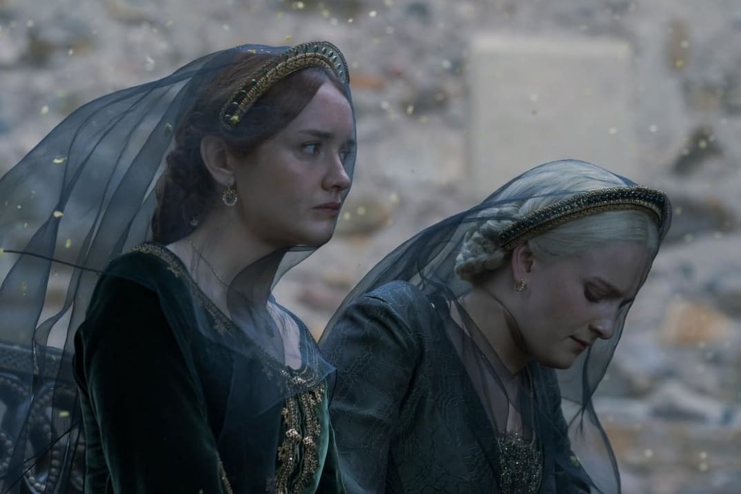 Imagen promocional "La casa del dragón" Temporada 2 Capítulo 3 - Alicent y Helaena con ropa oscura asisten al cortejo fúnebre