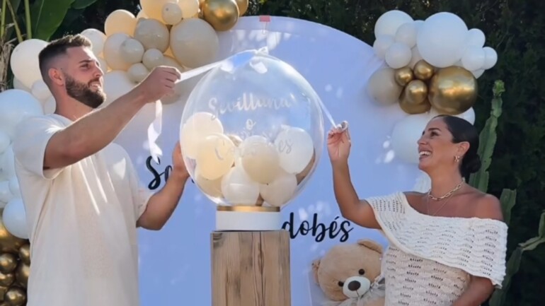 Anabel Pantoja desvela el sexo de su bebé rodeada de los suyos y con una gran ausencia