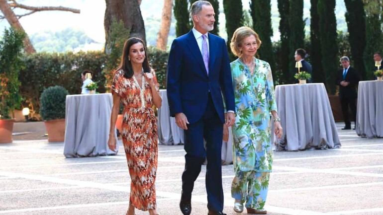 El vestido midi estampado que ha lucido la reina Letizia en la recepción de Marivent