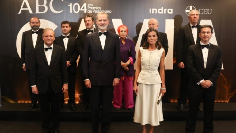 El original vestido blanco que ha lucido la reina Letizia en los Premios Mariano de Cavia