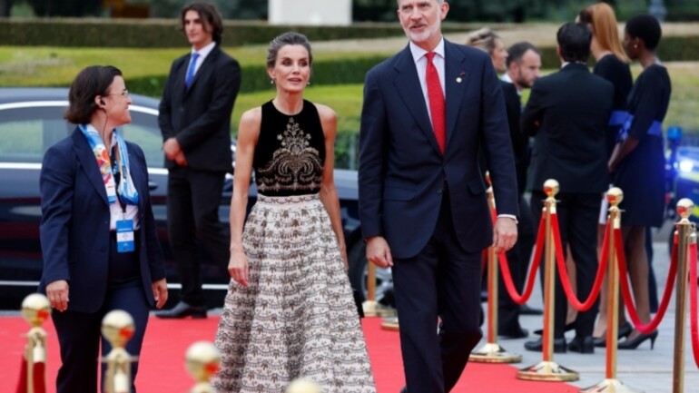 La reina Letizia recibe a los olímpicos españoles con un vestido de Alta Costura de Dior
