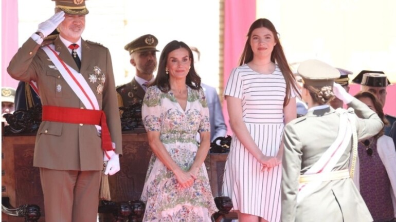 La reina Letizia deslumbra con un vestido floral en un día emotivo para la princesa Leonor