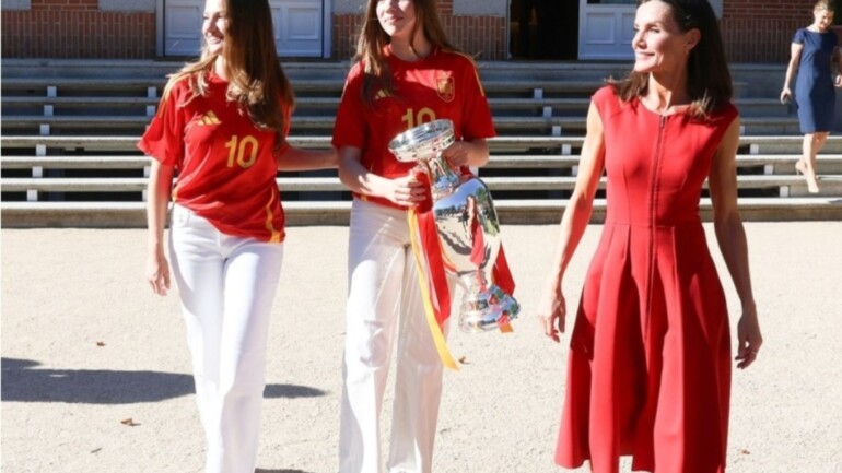 Los Reyes y sus hijas reciben a los campeones de la Eurocopa con un toque de estilo