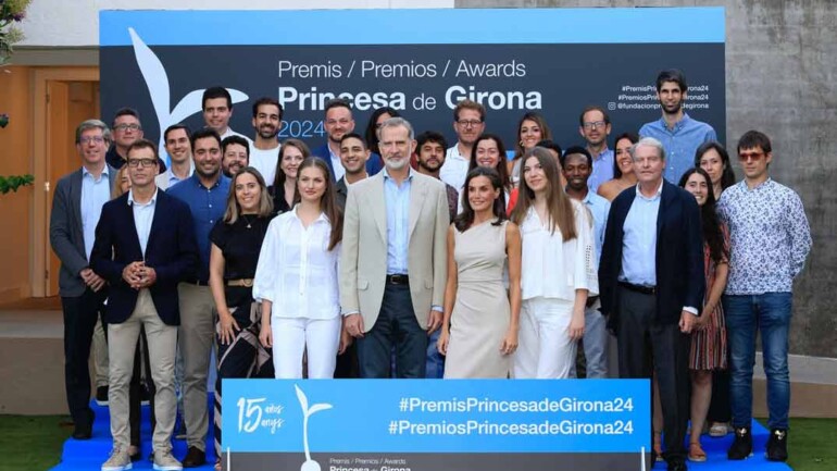 La reina Letizia vuelve a usar sus cómodos zapatos de tacón y estrena vestido en Girona