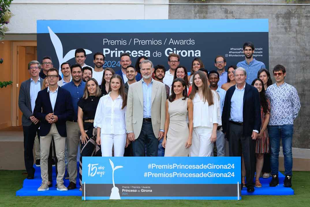 La reina Letizia vuelve a usar sus cómodos zapatos de tacón y estrena vestido en Girona