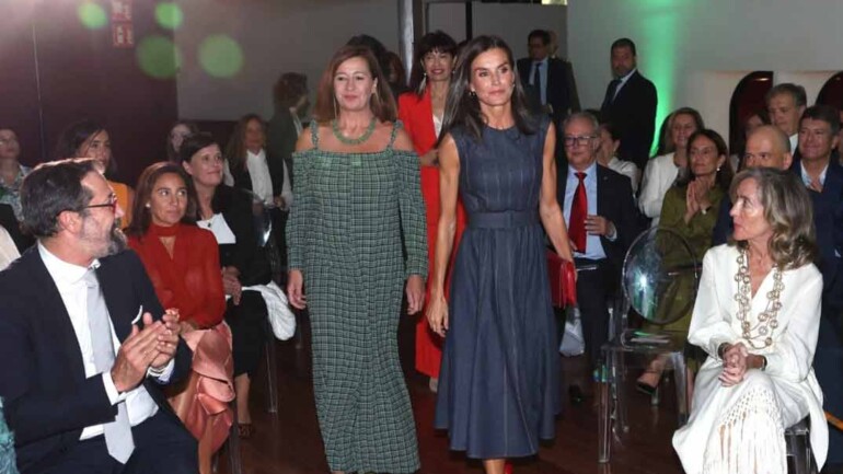 La reina Letizia luce un precioso vestido vaquero en la entrega de los Premios Retina Eco 2024