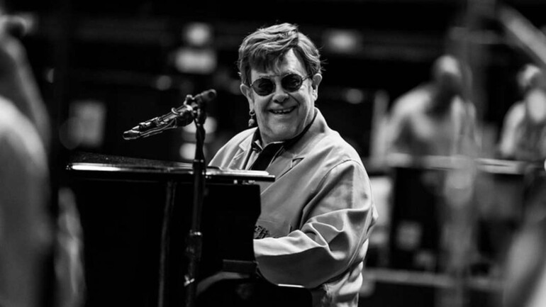 Elton John sufre una grave infección que afecta la visión de uno de sus ojos