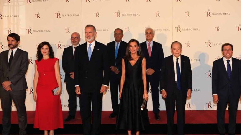La reina Letizia asiste a la inauguración de la nueva temporada en el Teatro Real, y lo hace con su vestido negro favorito