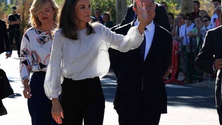 La reina Letizia estrena una blusa muy elegante en el nuevo curso escolar