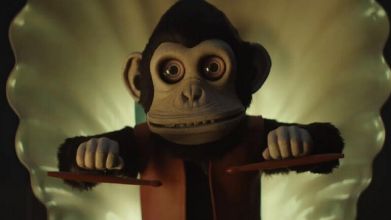 «El mono», con Elijah Wood y Theo James – Tráiler de la nueva adaptación de Stephen King