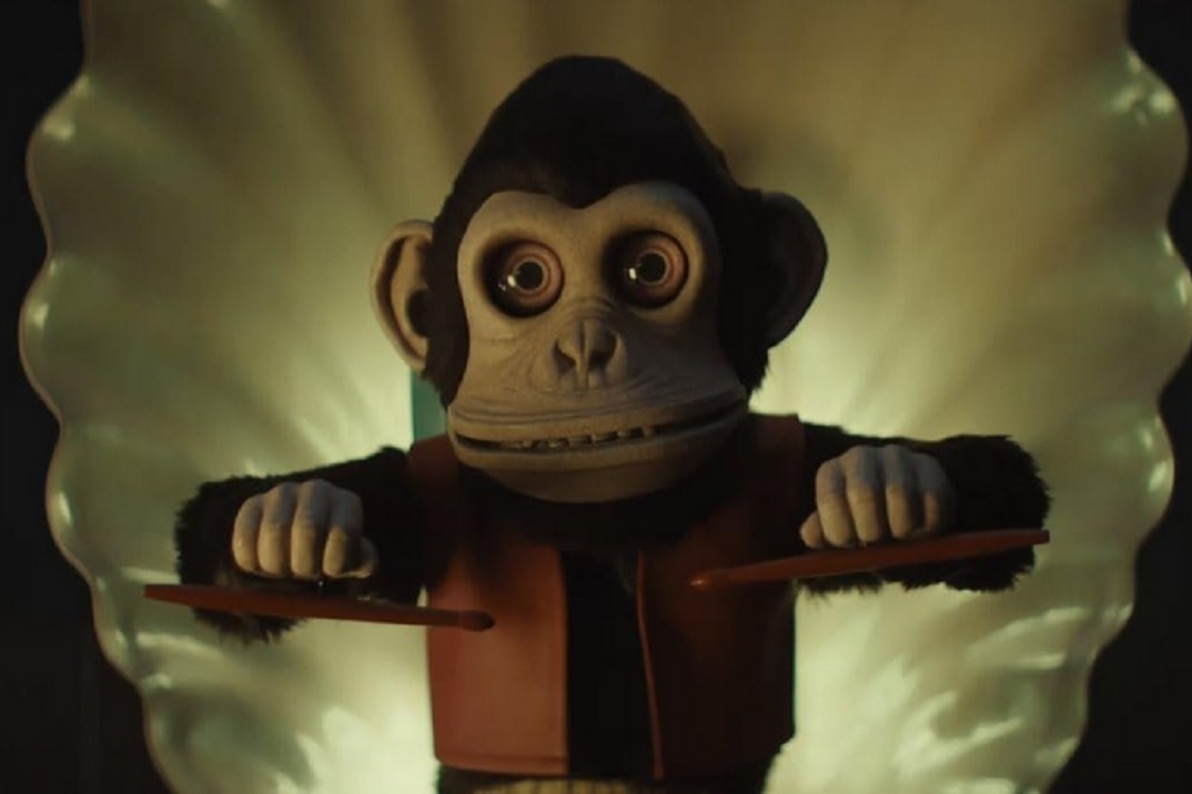 «El mono», con Elijah Wood y Theo James – Tráiler de la nueva adaptación de Stephen King