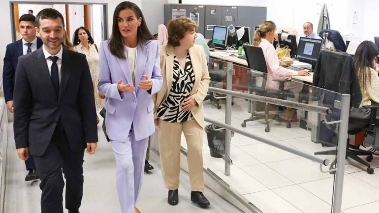 La reina Letizia repite modelo en la presentación del servicio Radio Nacional para Todos