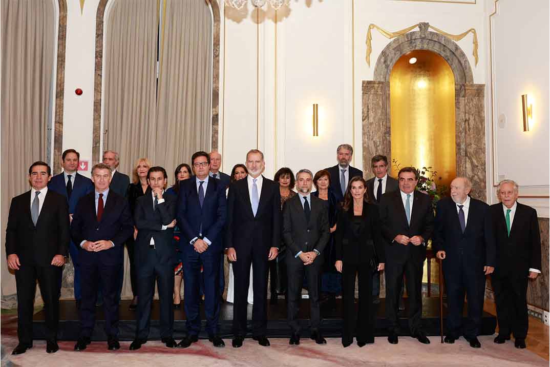 La reina Letizia preside los Premios Francisco Cerecedo y apuesta por un elegante esmoquin negro