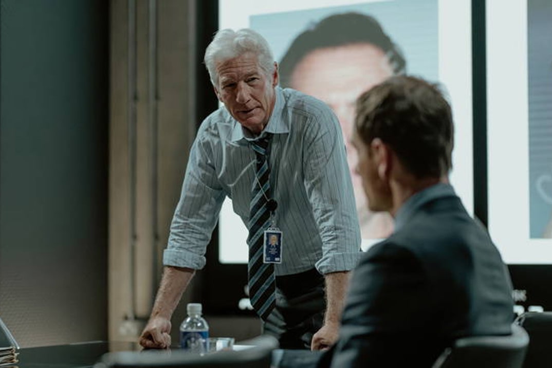 Michael Fassbender y Richard Gere protagonizan la serie “La Agencia” (The Agency) – Estreno en SkyShowtime