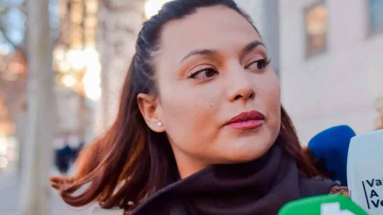 Elisa Mouliaá se sienta esta noche en ¡De Viernes! justo después de declarar contra Íñigo Errejón