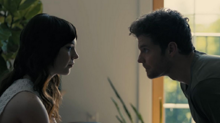 «La acompañante» protagonizada por Sophie Thatcher – Estreno en Max
