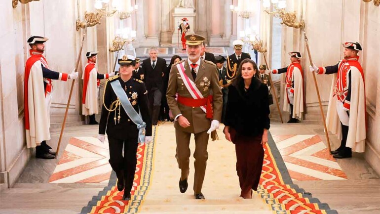 La reina Letizia deslumbra con una falda burdeos en la celebración de la Pascua Militar